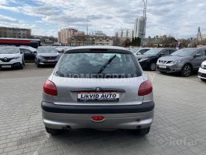Автомобиль с номером LVКVDААU, МО / Погранвойска